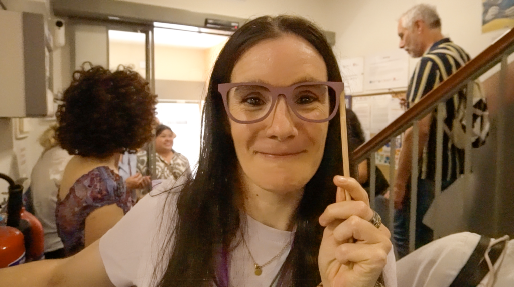 Patricia con las gafas moradas en la jornada de puertas abiertas de 2025